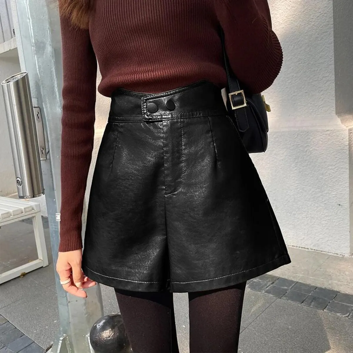 Pantaloncini corti autunno inverno nuovi a gamba larga da donna a vita alta slim A Line in pelle PU