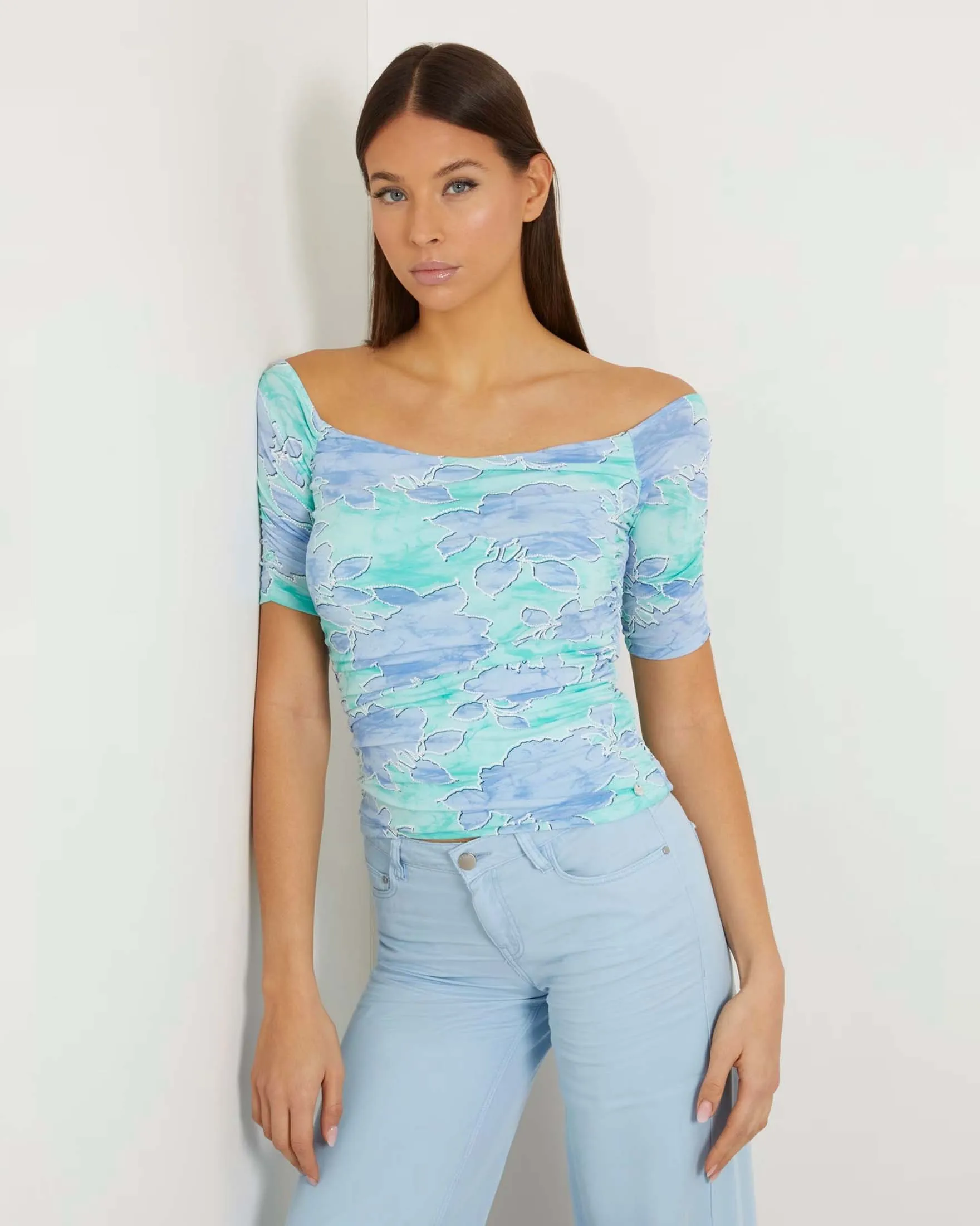 Top in jersey color acqua a fantasia floreale azzurra con scollo shiffer e arricciature laterali